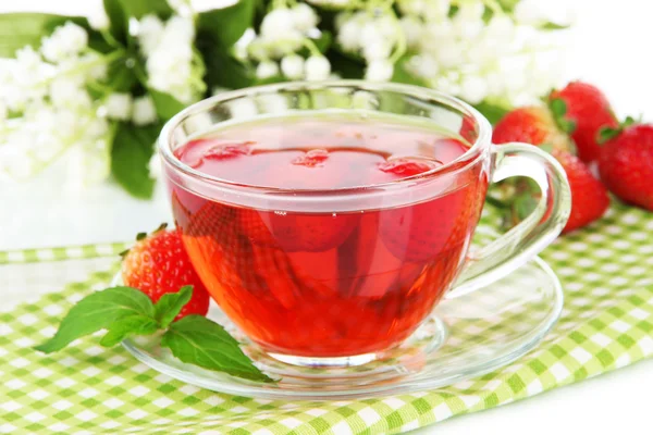Delicioso té de fresa en primer plano de la mesa —  Fotos de Stock