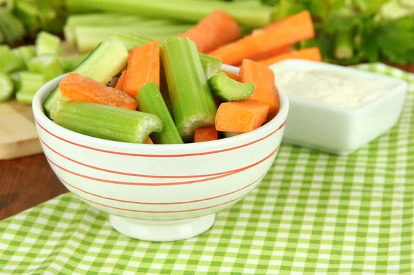 Aipo verde fresco com legumes na tigela na mesa close-up — Fotografia de Stock