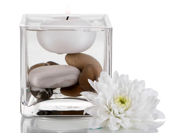 Ozdobny wazon z świeca, wody i kamienie na białym tle — Zdjęcie stockowe