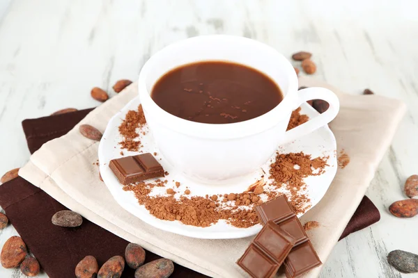 kakao tozu peçete ahşap tablo üzerinde Kupası