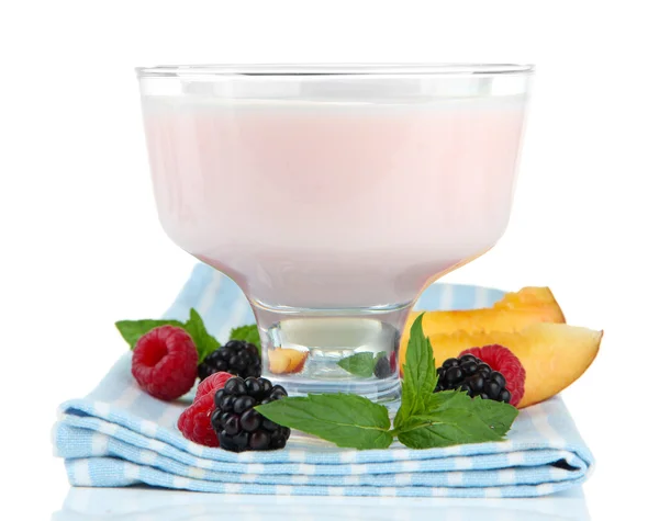 Köstlicher Joghurt mit Früchten und Beeren isoliert auf weiß — Stockfoto