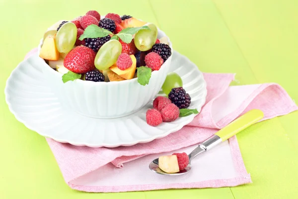 Ensalada de frutas en tazón, sobre fondo de madera —  Fotos de Stock