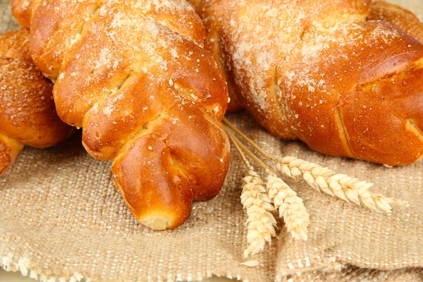 Composition with buns in wicker basket, close up — Stock Photo, Image