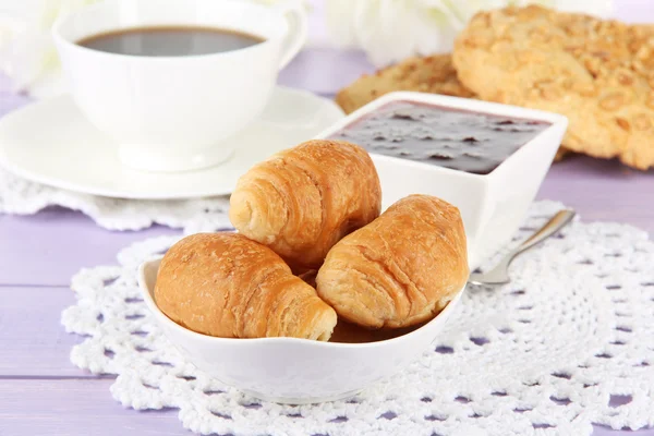 Lezzetli croissants ve kahve tablo yakın çekim üzerinde — Stok fotoğraf