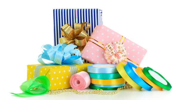 Fitas para embrulhar presentes com presentes de férias isolados em branco — Fotografia de Stock
