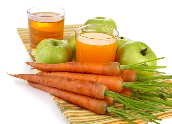 Bicchieri di succo, mele e carote, isolati su bianco — Foto Stock