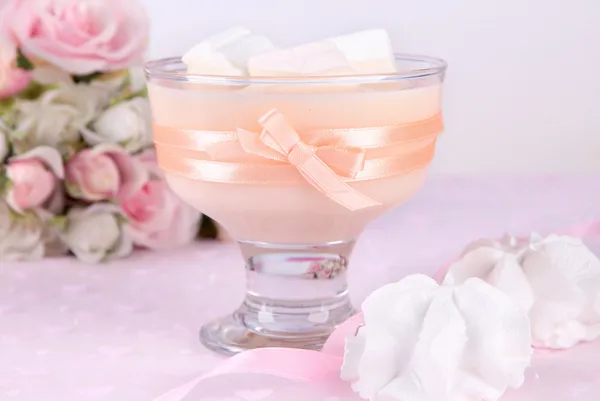 Yogurt saporito con marshmallow, primo piano — Foto Stock