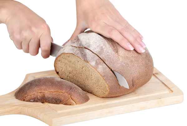 Резка хлеба на деревянной доске — стоковое фото