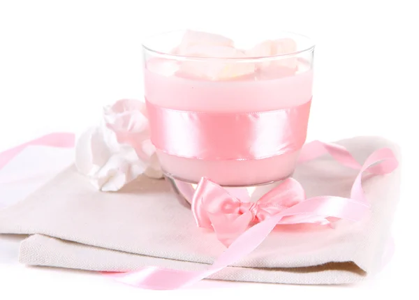 Läckra yoghurt med marshmallows, isolerad på vit — Stockfoto