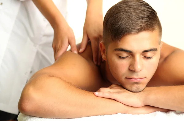Młody człowiek o masaż pleców — Zdjęcie stockowe