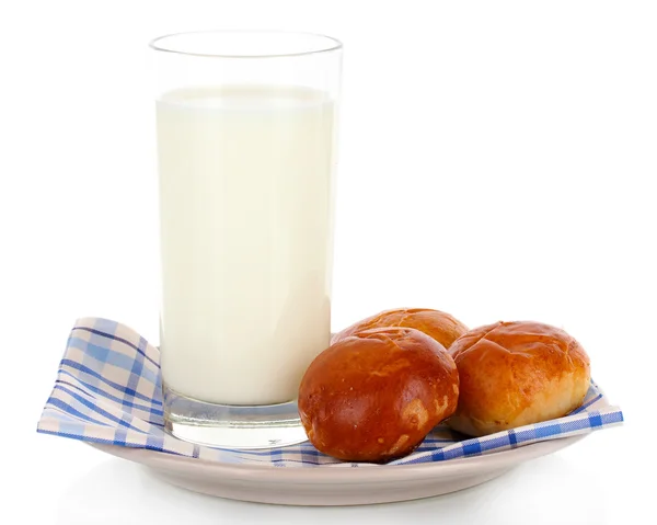 Brötchen und Glas Milch isoliert auf weiß — Stockfoto