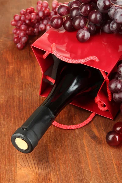 Gift box with wine on wooden table close-up — Stock Photo, Image