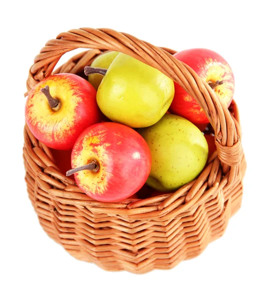 Pequeñas manzanas en canasta de mimbre, aisladas en blanco — Foto de Stock