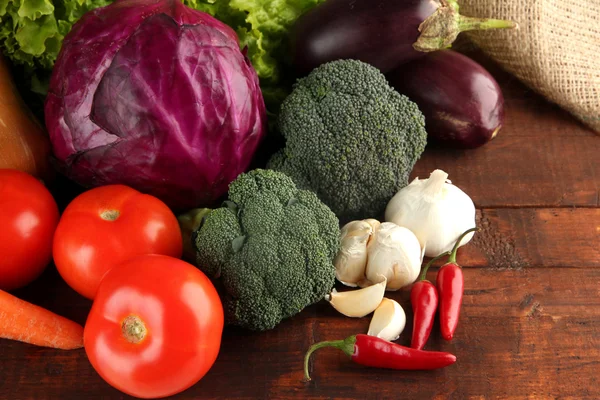 Composición de diferentes verduras sobre fondo de madera — Foto de Stock