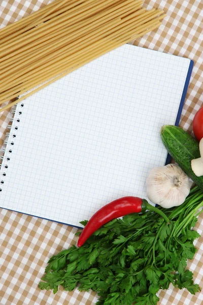 Koken concept. boodschappen met lege kookboek close-up — Stockfoto