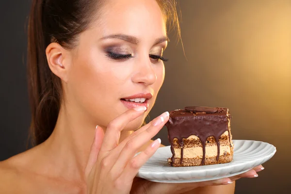 Chica joven con cupcake de chocolate — Foto de Stock