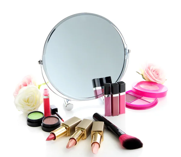Groep decoratieve cosmetica voor make-up en spiegel, geïsoleerd op wit — Stockfoto