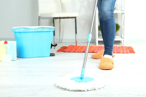 Mopping piso en casa primer plano — Foto de Stock