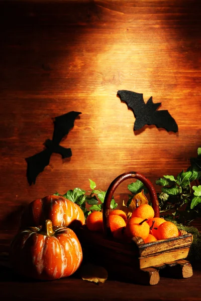 Composição de Halloween no fundo de madeira marrom — Fotografia de Stock