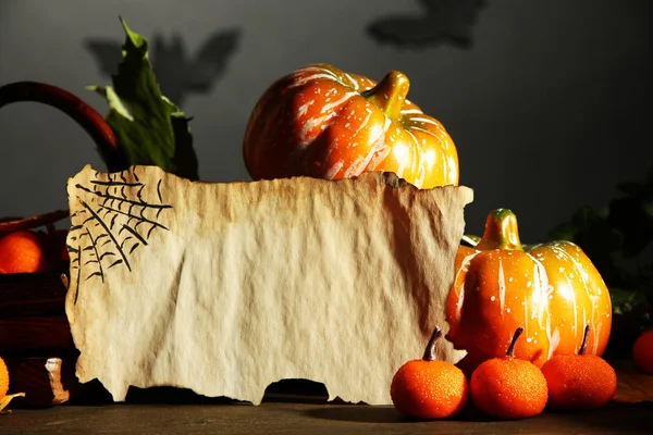 Composição de Halloween no fundo cinza escuro — Fotografia de Stock