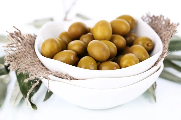 Oliven in Schüssel mit Zweig in Großaufnahme — Stockfoto