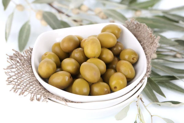 Olive in ciotola con ramo ravvicinato — Foto Stock