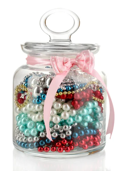 Vaso di vetro contenente varie perle isolate su bianco — Foto Stock