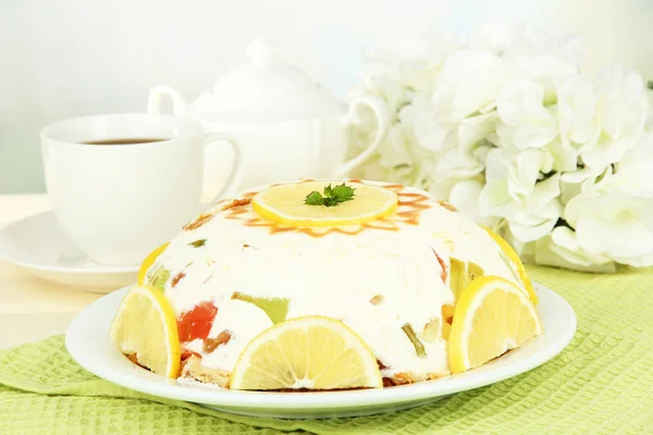 Delicioso bolo de geleia na mesa no fundo claro — Fotografia de Stock