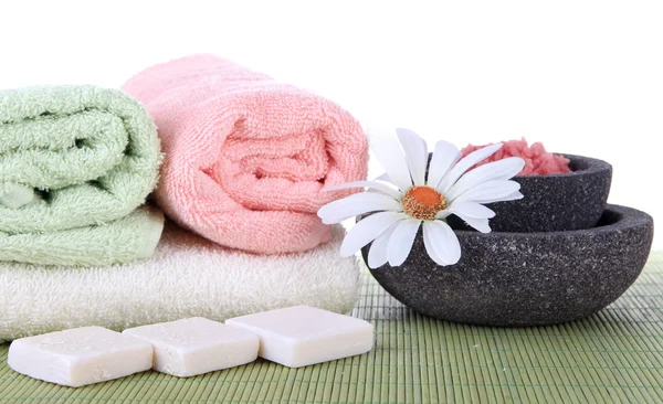 Hermoso entorno de spa con flores en estera de bambú sobre fondo blanco — Foto de Stock