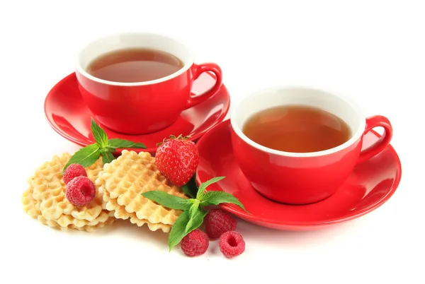 Tazas de té con galletas y bayas aisladas en blanco — Foto de Stock