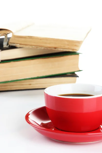 Kopje koffie en boeken geïsoleerd op wit — Stockfoto