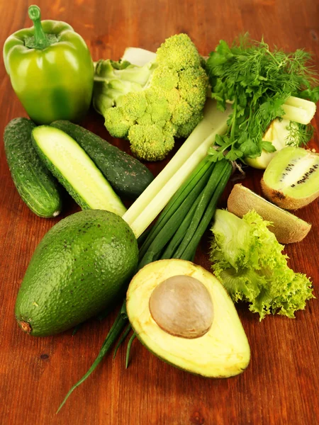 Verse groene groenten en fruit, op houten achtergrond — Stockfoto