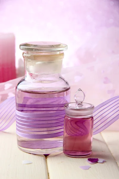 Стеклянные бутылки с цветовой сущностью, на светлом фоне — стоковое фото