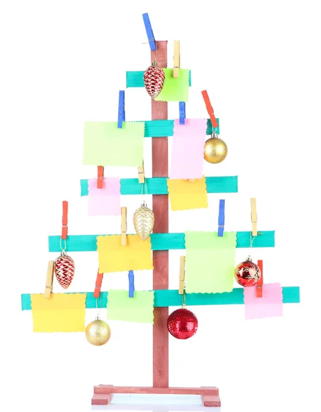 Hölzerner handgemachter Tannenbaum mit unbedruckten Papieren und Weihnachtsdekor, isoliert auf weiß — Stockfoto