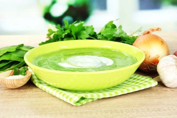 Smakelijke spinazie soep, op houten tafel — Stockfoto