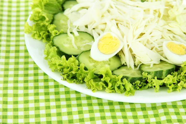 Salada deliciosa com ovos, repolho e pepinos — Fotografia de Stock