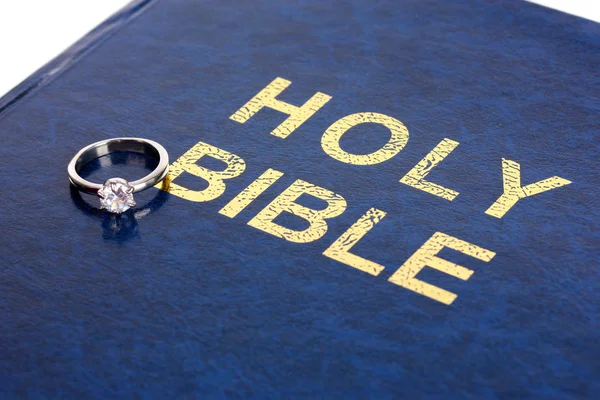 Pierścienie ślubne na Biblii — Zdjęcie stockowe