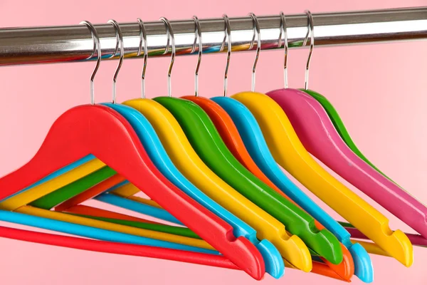 Cintres de vêtements colorés — Photo