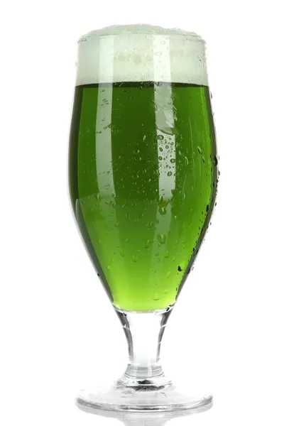 Bicchiere di birra verde e luppolo, isolato su bianco — Foto Stock