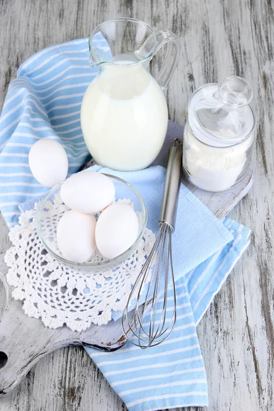 Ingredience na těsto na dřevěný stůl detail — Stock fotografie