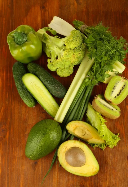 Verse groene groenten en fruit, op houten achtergrond — Stockfoto