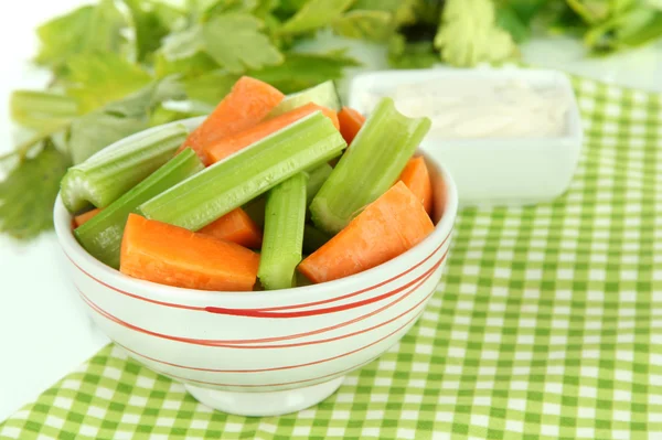 Verse groene selder met groenten in kom op tabel close-up — Stockfoto