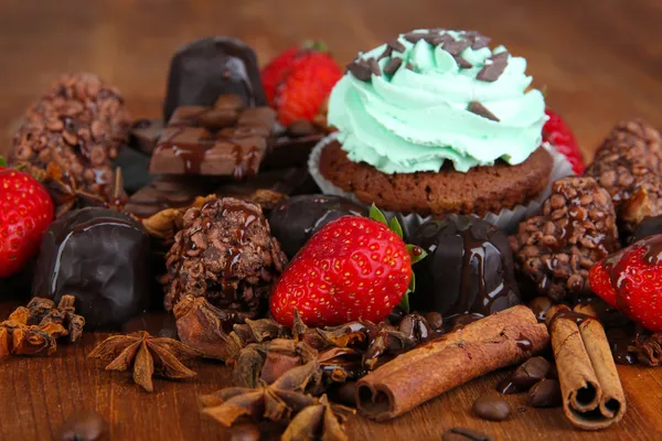 Sabroso cupcake con diferentes dulces de cerca —  Fotos de Stock