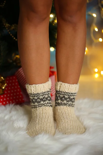 Beine in Socken am Weihnachtsbaum — Stockfoto
