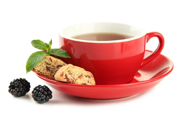 Tasse Tee mit Keksen und Brombeere isoliert auf weiß — Stockfoto