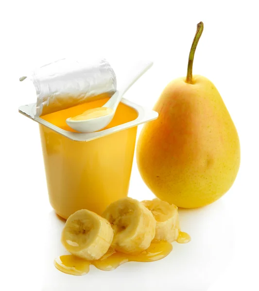 Maukas jälkiruoka avoimessa muovimukissa ja päärynässä, eristetty valkoisella — kuvapankkivalokuva