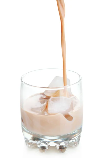 Öntés italok elszigetelt fehér üveg — Stock Fotó