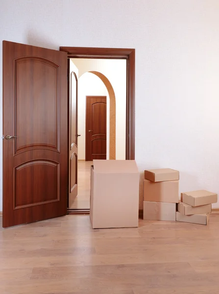 Habitaciones vacías con pila de cajas de cartón — Foto de Stock