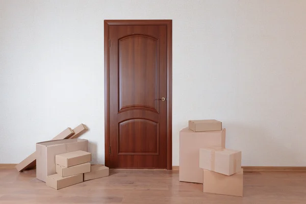 Habitación vacía con pila de cajas de cartón — Foto de Stock