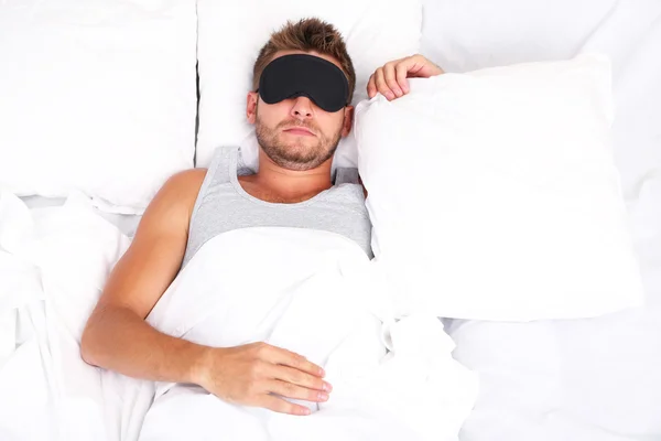 Красивий молодий чоловік в ліжку — стокове фото